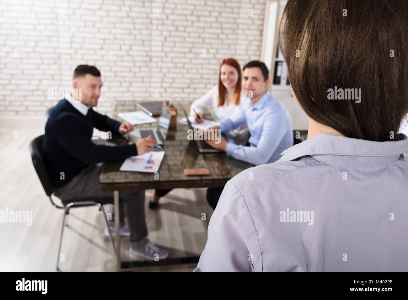 Ansicht der Rückseite eine Geschäftsfrau, die Präsentation, die ihre Kollegen im Büro Stockfoto