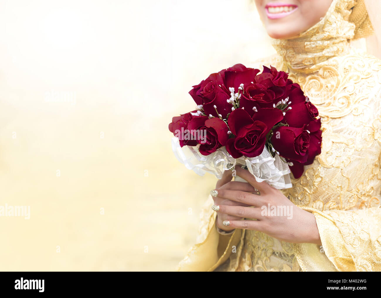 Muslimischen Braut eine Hochzeit Blumenstrauß in der Hand, ein Strauß roter Rosen Blume Stockfoto