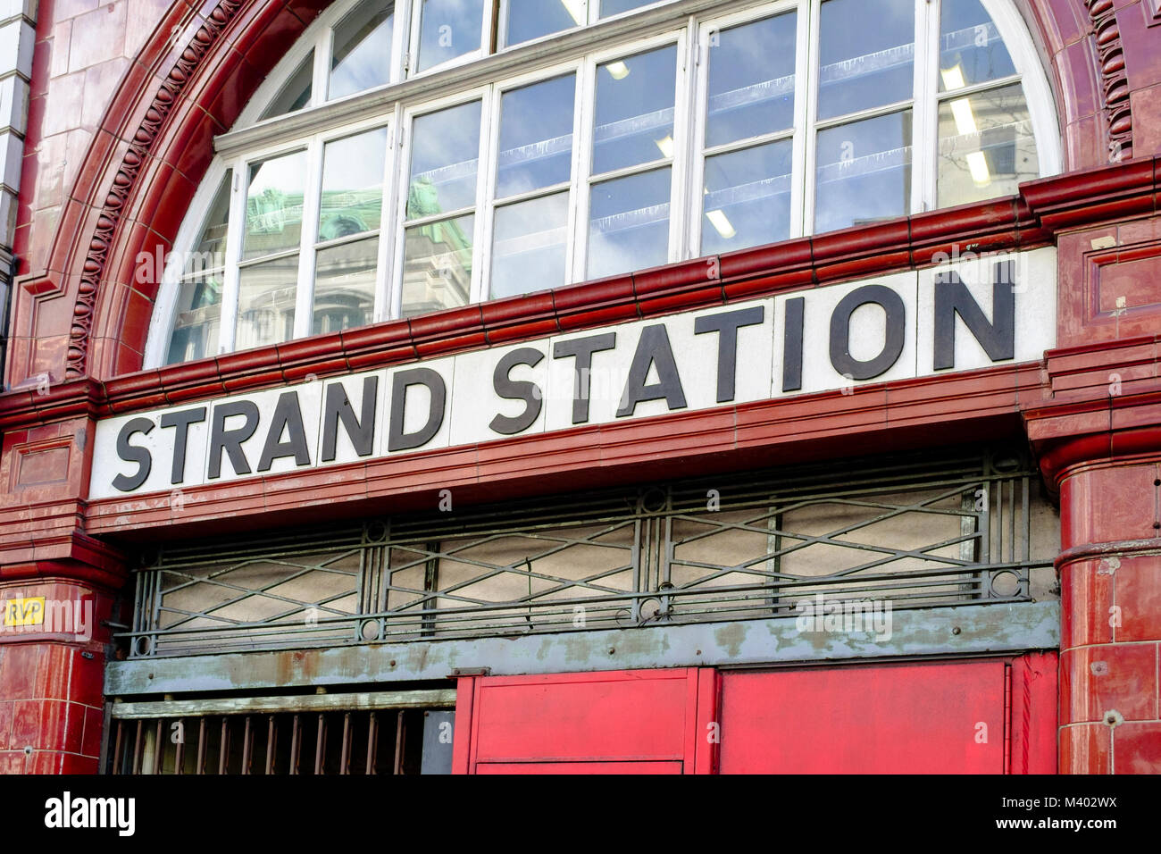 Der alte Strang U-Bahnhof 1907 eröffnet wurde Aldwych kurz danach umbenannt. Die Station geschlossen, im Jahr 1994. Stockfoto