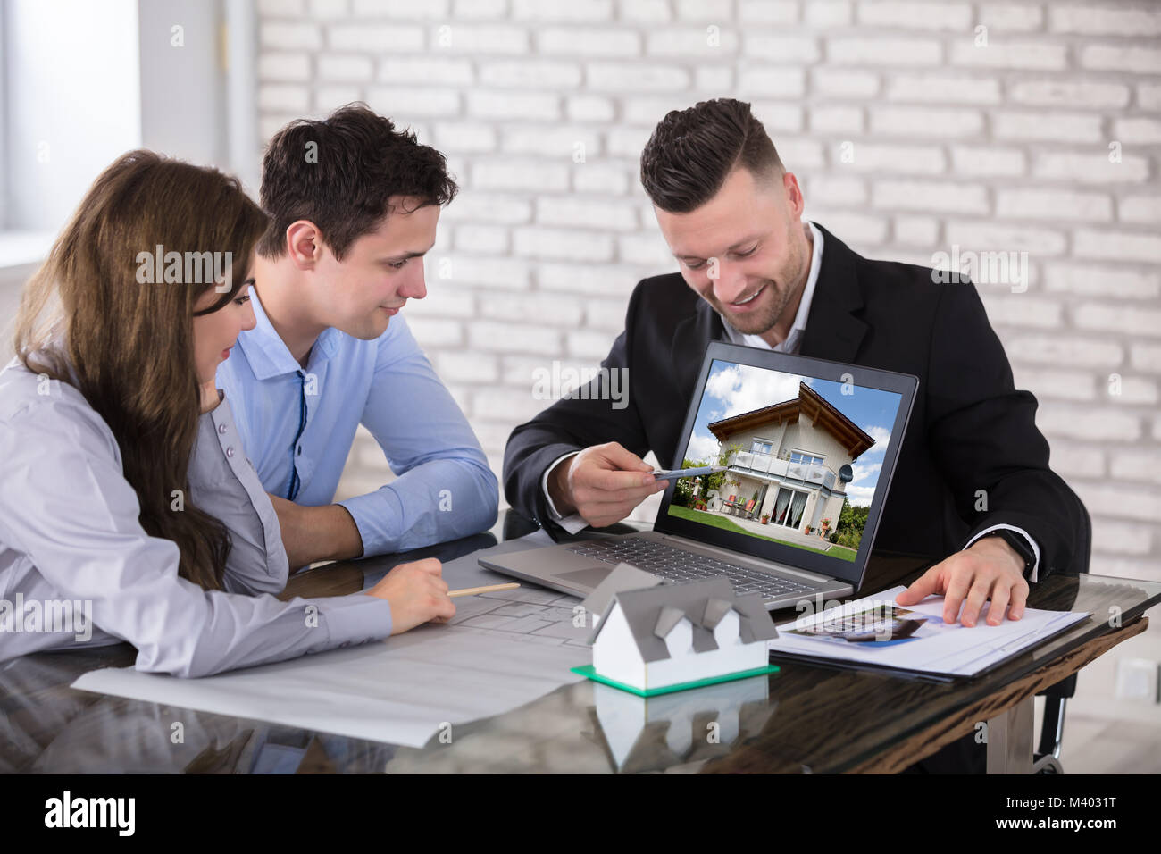 Männliche Architekt, Haus Modell auf dem Laptop, im Büro Stockfoto