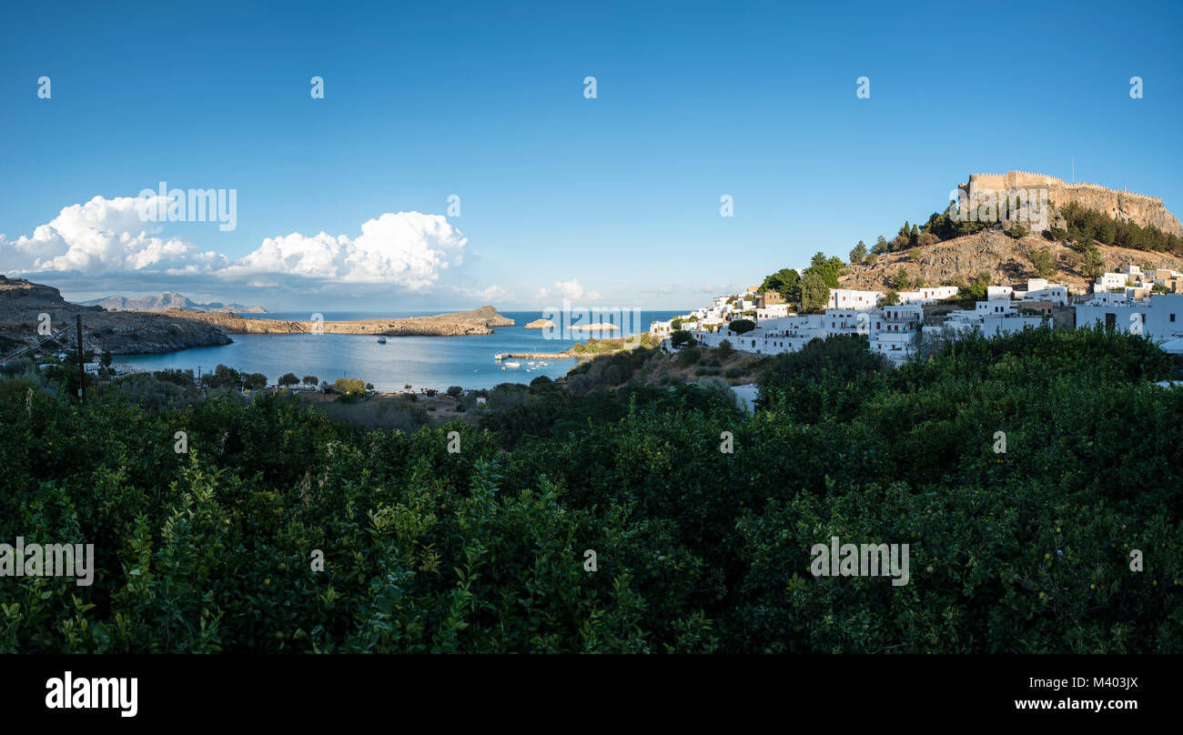 Weiße Dächer von Lindos mit der Akropolis von Lindos, Rhodos, Dodekanes, Griechische Inseln, Griechenland, Europa Stockfoto