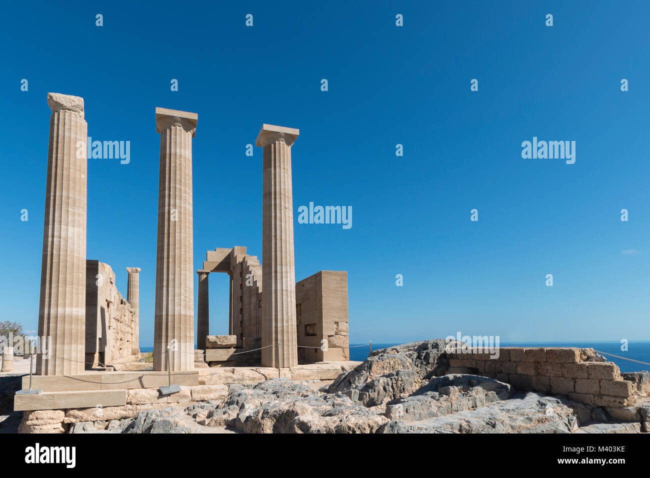 Akropolis von Lindos. Dorischen Säulen des antiken Tempels der Athena Lindia die IV, Rhodos, Griechenland. Stockfoto
