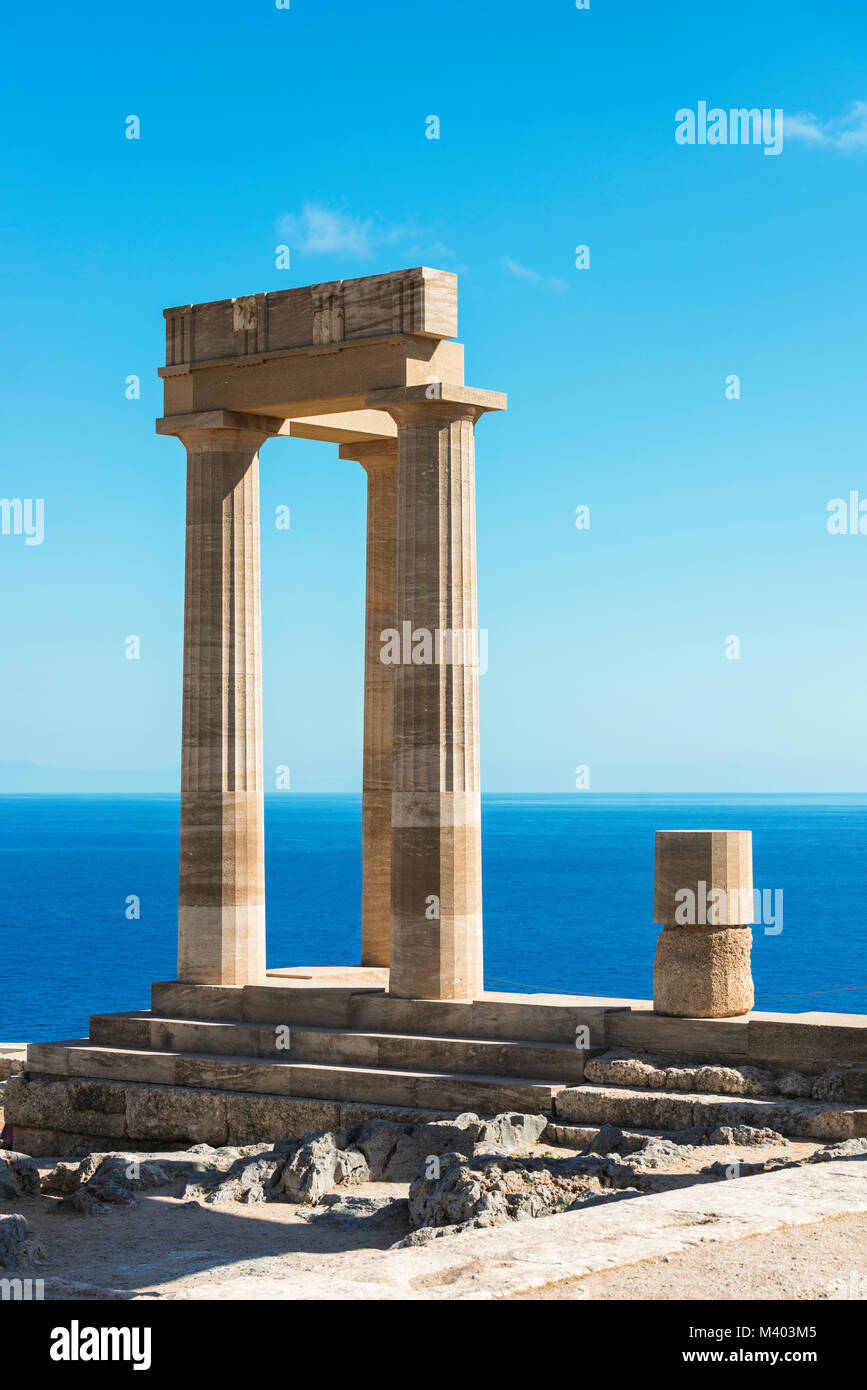 Akropolis von Lindos. Dorischen Säulen des antiken Tempels der Athena Lindia die IV, Rhodos, Griechenland. Stockfoto