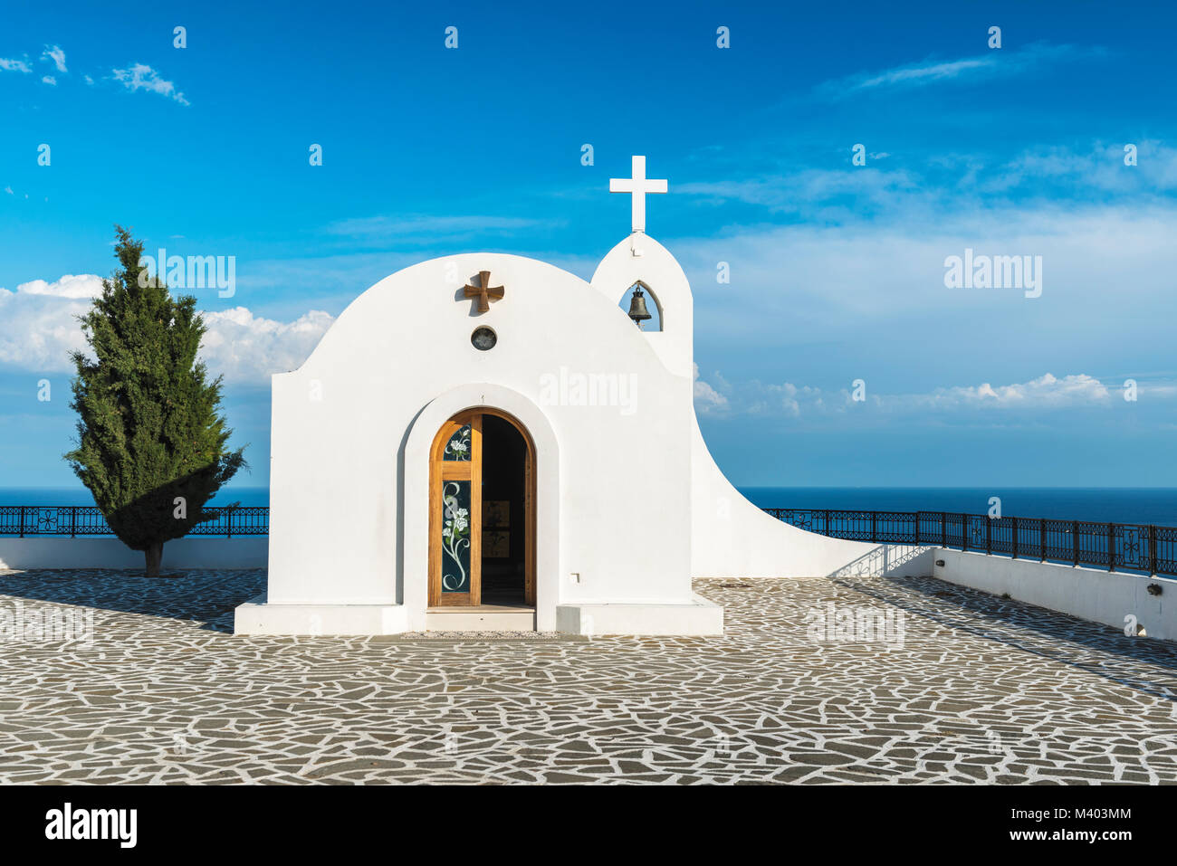 Kleine weiße Kapelle auf dem Hügel. Kleine Kirche in der Nähe von Faliraki, griechische Stadt auf der Insel Rhodos. Stockfoto