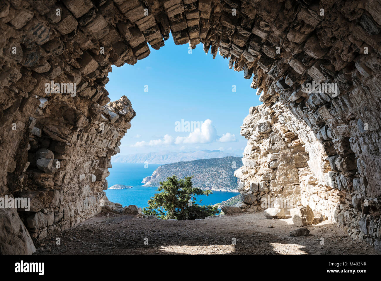 Blick durch die Reste der Burg von Monolithos auf der griechischen Insel Rhodos, Dodekanes, Griechenland Stockfoto