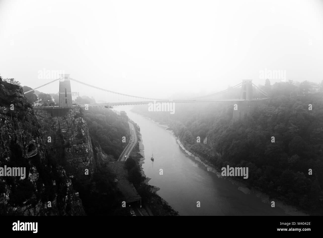Clifton Suspension Bridge im Nebel, Bristol, Vereinigtes Königreich Stockfoto