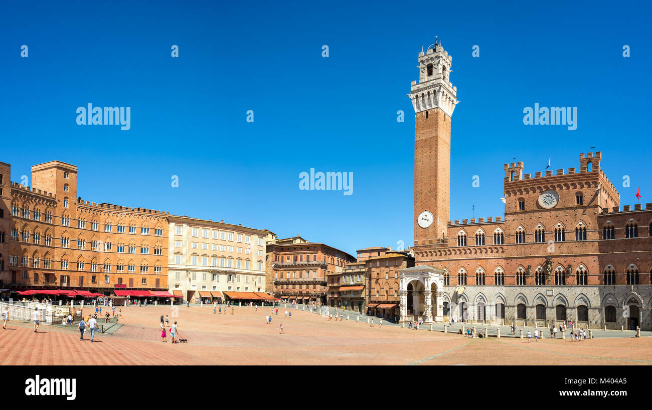 Panorama von der Piazza del Campo (Campo Square), Palazzo Publico und Torre del Mangia Mangia (Turm) in Siena, Toskana, Italien Stockfoto