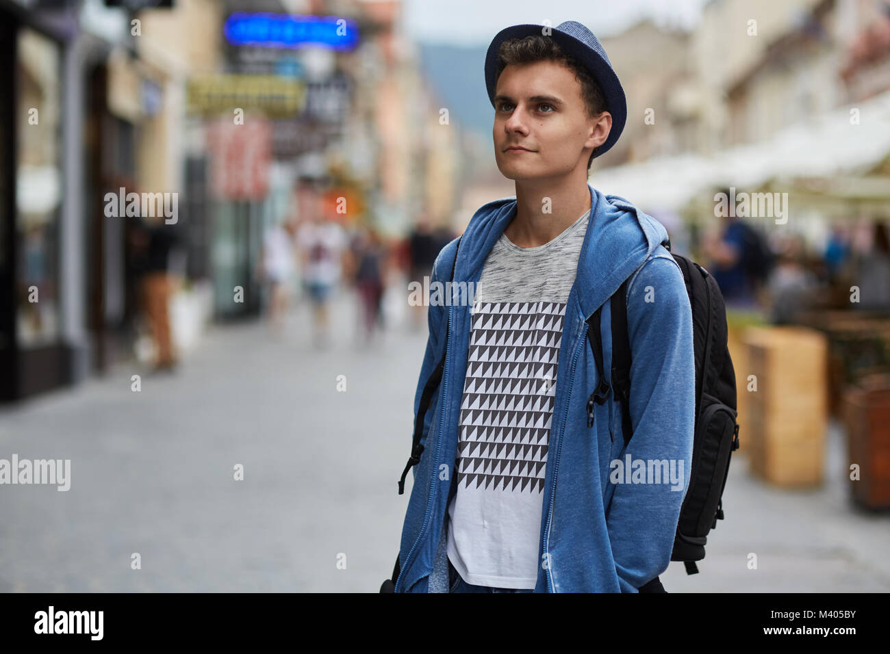 Junge Teenager mit Rucksack, Urban Explorer Stockfoto