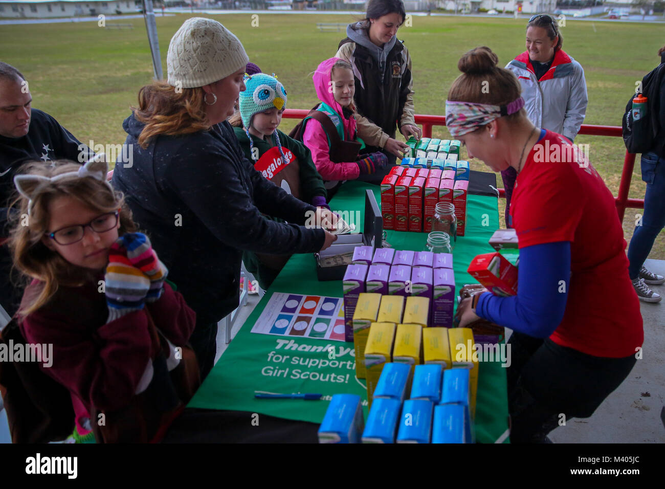 CAMP FOSTER, Okinawa, Japan - Pfadfinderinnen verkaufen Cookies während des Cookie Kick-Off ausgeführt. Feb 4 bei der Parade deck an Bord Camp Foster, Okinawa, Japan. Camp Foster Girl Scout Troop 422 Gastgeber der Veranstaltung, den Beginn ihrer cookie Verkauf Saison zu fördern, die eine Box von Cookies auf jeden Teilnehmer, die sich für die Veranstaltung angemeldet. Die Pfadfinder haben Stände auf der Beauftragte Fördern an den Wochenenden für alle, die sich für den Kauf von Cookies oder Spenden für die Truppe interessiert. (U.S Marine Foto von Pfc. Nicole Rogge) Stockfoto