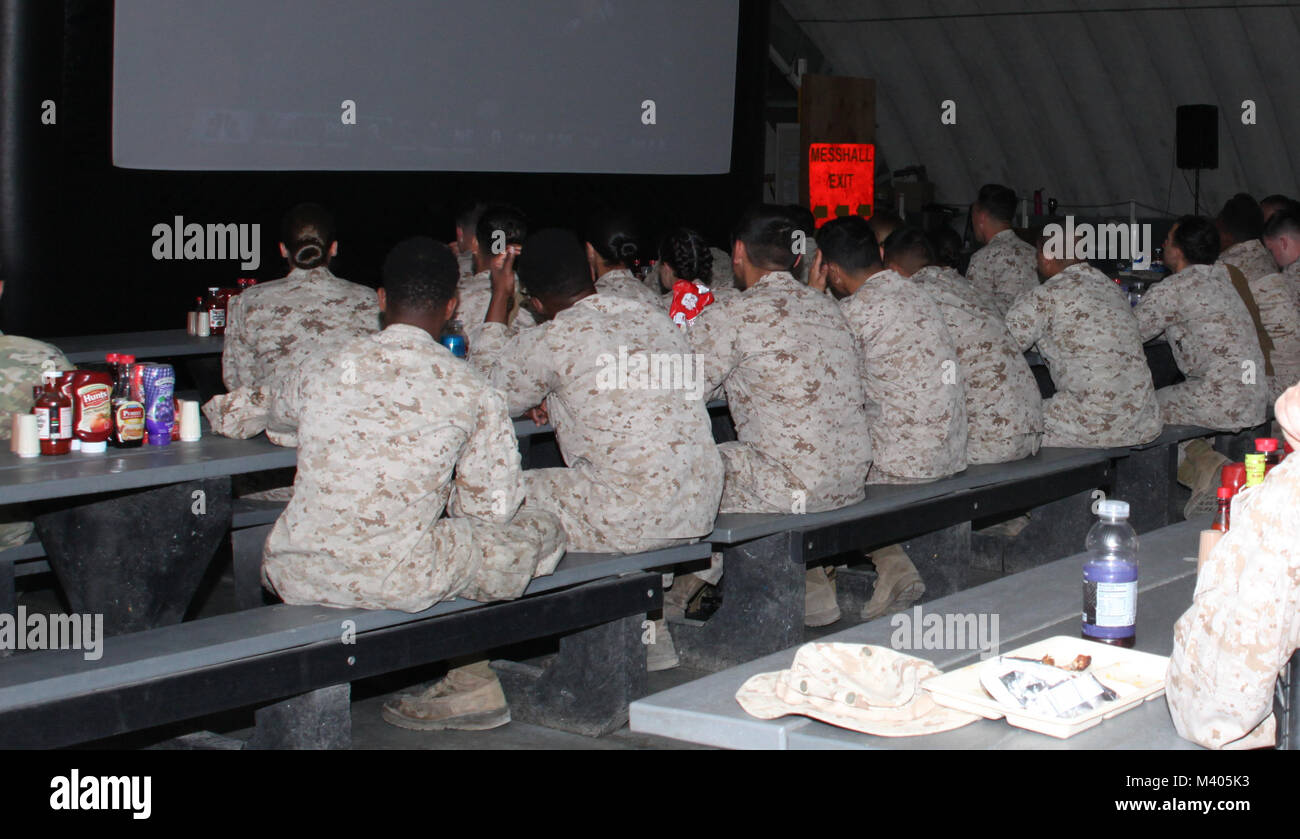 Marinesoldaten und Matrosen watch Super Bowl LII auf einem großen Fernseher im Camp Wilson Messe an Bord der Marine Corps Air Ground Combat Center, Twentynine Palms, Calif., Feb 4, 2018. Die United Services Organization Gastgeber der Veranstaltung Marines und Segler eine Möglichkeit, das Spiel zu genießen, während Sie im Feld. (U.S. Marine Corps Foto von Cpl. Natalia Cuevas) Stockfoto