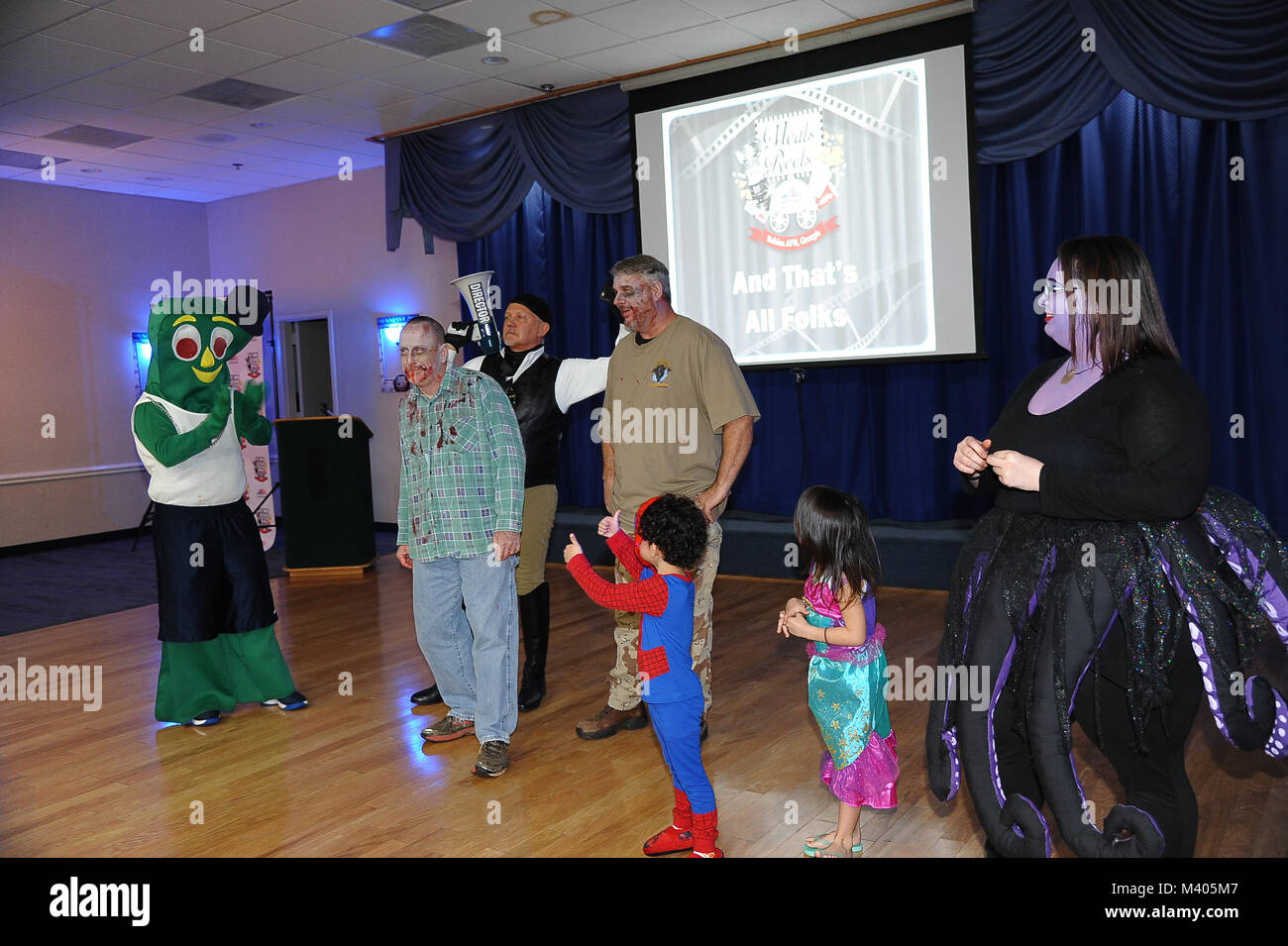 Team Robins begrüßte die 2018 US Air Force John L. Hennessy Auszeichnungen Evaluation Team mit einem 'Meals auf Rollen "Movie-themed roten Teppich icebreaker Veranstaltung im Heritage Club Feb 5, 2018. Das Team ist zu Besuch in Robins Air Force Base Wynn Speisesaal und seine Bediensteten auf ihre kulinarische Exzellenz zu bewerten. Hennessy Trophäen haben jährlich Seit den Awards Programm Gründung im Jahre 1956 verliehen, und Operationen zu gewinnen, müssen nachhaltige Ausstellung Exzellenz im Bereich Foodservice Management, kraft Bereitschaft unterstützen, Lebensmittelqualität, Mitarbeiter und Kunden Beziehungen, Ressourcenschonung, Training und Sicherheit. (U.S. Stockfoto