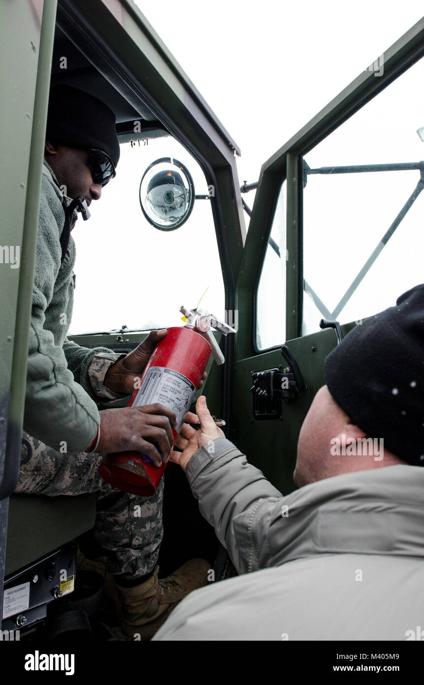 Erweiterte Leader Kurs Munition Spezialisten durchgeführt ein Mock Inspection mit Task Force Triade, Betrieb Cold Steel II, Munition von den Spezialisten der palettierte Ladung Systeme, Februar 6, 2018 am Fort McCoy, Wis. Diese Inspektion durchgeführt wurde der ALC-Studierenden eine Vorstellung davon, wie die PLS geprüft wird beim Zeichnen der Munition zu geben und OCSII Soldaten für ihre ersten Draw vorzubereiten. Betrieb Cold Steel ist der US-Armee finden Crew - Serviert Waffen Qualifizierung und Validierung ausüben, um sicherzustellen, dass America's Army Reserve Einheiten und Soldaten ausgebildet sind und bereit, auf kurze bereitstellen - Bekanntmachung als Teil bereit Forc Stockfoto