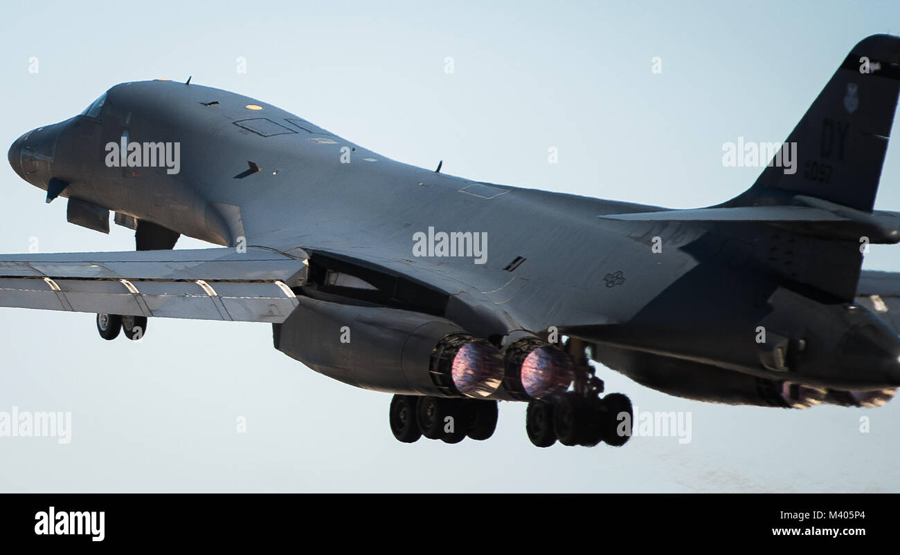 A B-1B Lancer Bombenleger auf der 7. Bomber Wing an Dyess Air Force Base, Texas zugeordnet, zieht aus der Nellis Air Force Base, Nevada, Feb 5, 2018. Red Flag ist eine realistische Combat Training übung für die Luft-, Raumfahrt- und cyber Kräfte der USA und ihrer Verbündeten. (U.S. Air Force Foto von älteren Flieger Kevin Tanenbaum) Stockfoto