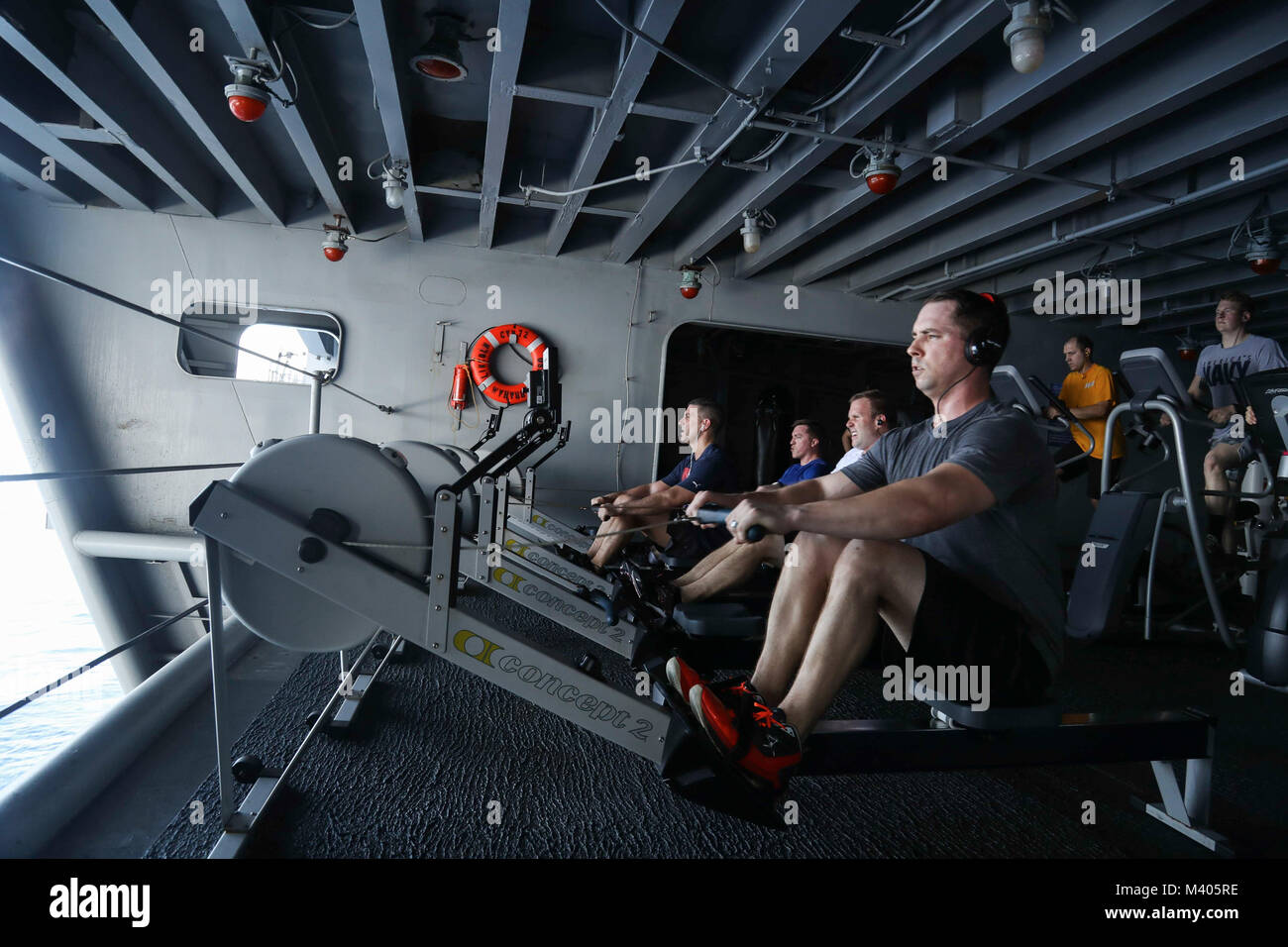 180205-N-FQ 836-048 ATLANTIK (Feb. 5, 2018) Matrosen an Bord der Nimitz-Klasse Flugzeugträger USS Abraham Lincoln (CVN 72) Übung in Abraham Lincoln's Seaside Fitnessraum. (U.S. Marine Foto von Mass Communication Specialist 3. Klasse Jeff Sherman/Freigegeben) Stockfoto