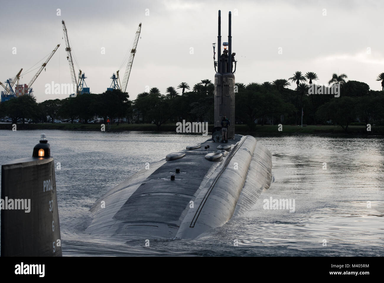 180205-N-KC 128-0285 Pearl Harbor (Feb. 5, 2018) der Los Angeles-Klasse schneller Angriff U-Boot USS Greeneville (SSN772) zieht in Pearl Harbor einen kurzen Stopp für Personal in den frühen Morgenstunden am 5 während der Routinemäßigen Übungen in der hawaiischen Bedienbereich zu führen. (U.S. Marine Foto von Masse Kommunikation 1. Klasse Daniel Hinton/Freigegeben) Stockfoto