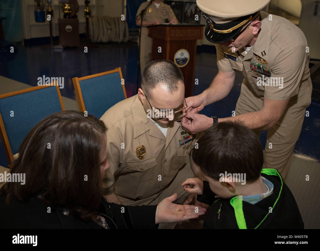 NORFOLK, Virginia (Feb. 5, 2018) - Chief Master-at-Arms Petermartin Noska, USS Gerald R. Ford's (CVN 78) Sicherheit Abteilung zugewiesen, erhält Ensign kragen Geräte während seiner Inbetriebnahme Zeremonie im Vorschiff des Schiffes statt. (U.S. Marine Foto von Mass Communication Specialist 3. Klasse Ryan Carter) Stockfoto