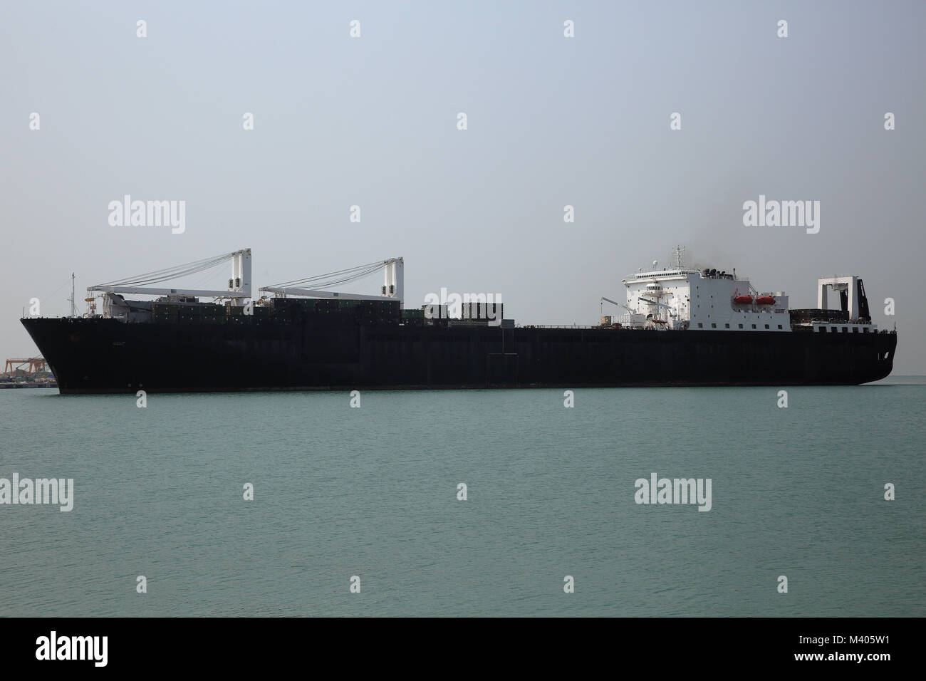 180206-N-IX 266-001 Laem Chabang, Thailand - Military Sealift Command (MSC) große, mittlere Geschwindigkeit, Roll-on/Roll-off-ship USNS Pililaau (T-AK 304) kommt an der Port Hier die Ausrüstungen für die Cobra Gold 2018, Feb 5 zu liefern. Die USNS Pililaau ist Teil der maritimen Vorpositionierung Schiffe Staffel drei, bestehend aus einer Flotte von staatlichen Schiffen von MSC betrieben und ist in der Guam-Saipan im westlichen Pazifischen Ozean. CG18 ist ein Thailand und United States co-sponsored Übung jährlich im Königreich Thailand durchgeführt. (U.S. Marine Foto von Grady T. Fontana/Freigegeben) Stockfoto