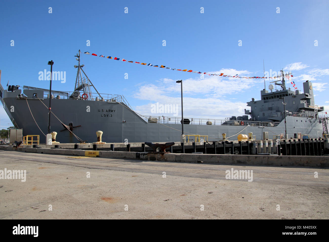 Die 8 Theater Sustainment Command offiziell begrüßte die Logistik Support Vessel-3 Gen. Brehon B. Somervell seiner Flotte 6. Februar während ein Segen Zeremonie am Joint Base Pearl Harbor-Hickam. Die Zeremonie nicht nur begrüßte die LSV-3 Somervell in sein neues Zuhause bei JBPH-H, sondern auch die Uhren wieder auf die Mission und die Anforderungen an die aktive Armee als Teil des 8. Spezielle Truppen Bataillon, 8. TSC. Vor seinem Eintritt in die Flotte des 8. TSC, die LSV-3 Somervell verbrachte den größten Teil seiner Armee Karriere unter der Kontrolle der US-Armee finden. (U.S. Armee Foto von Kapitän John D. Howard J Stockfoto