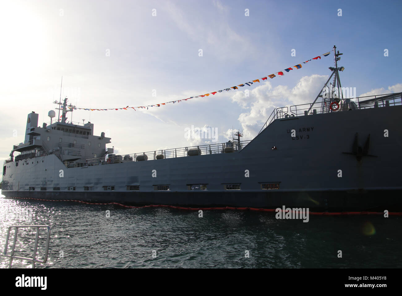 Die 8 Theater Sustainment Command offiziell begrüßte die Logistik Support Vessel-3 Gen. Brehon B. Somervell seiner Flotte 6. Februar während ein Segen Zeremonie am Joint Base Pearl Harbor-Hickam. Die Zeremonie nicht nur begrüßte die LSV-3 Somervell in sein neues Zuhause bei JBPH-H, sondern auch die Uhren wieder auf die Mission und die Anforderungen an die aktive Armee als Teil des 8. Spezielle Truppen Bataillon, 8. TSC. Vor seinem Eintritt in die Flotte des 8. TSC, die LSV-3 Somervell verbrachte den größten Teil seiner Armee Karriere unter der Kontrolle der US-Armee finden. (U.S. Armee Foto von Kapitän John D. Howard J Stockfoto