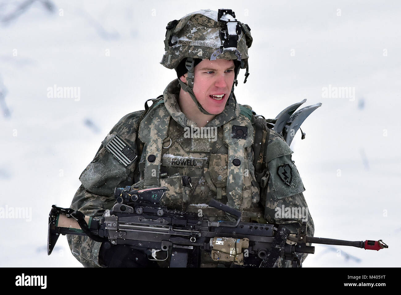 Spc. Ryan Howell, B-Company, 1.BATAILLON, 5 Infanterie Regiment, 1 Stryker Brigade Combat Team, 25 Infanterie Division, Angriffe auf das Ziel während des Betriebs der Punchbowl, Feb 6, 2018, im-Training Strecke auf einer gemeinsamen Basis Elmendorf-Richardson. Eine Übung, die kurzfristiger Einsatz übung Arktis Schub, der Punchbowl erlaubt 1-5 Infanterie die Gelegenheit für ein Bataillon kombinierte Waffen live-fire Übung auf JBER reicht, fast 350 Kilometer von zu Hause entfernt am Fort Wainwright zu trainieren. (Armee Foto/John pennell) Stockfoto