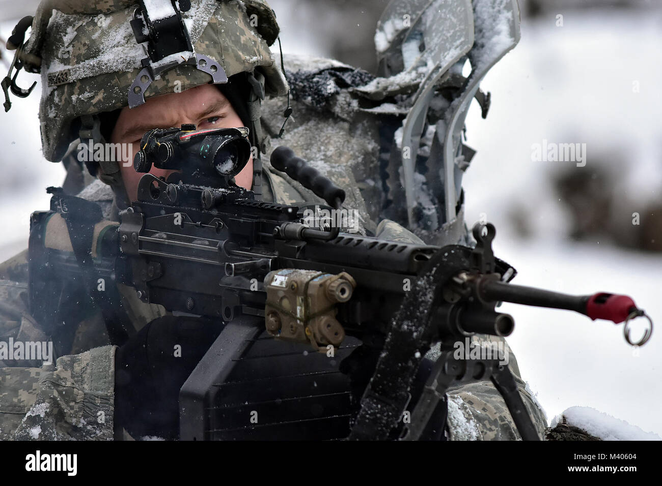 Spc. Ryan Howell, B-Company, 1.BATAILLON, 5 Infanterie Regiment, 1 Stryker Brigade Combat Team, 25 Infanterie Division, Angriffe auf das Ziel während des Betriebs der Punchbowl, Feb 6, 2018, im-Training Strecke auf einer gemeinsamen Basis Elmendorf-Richardson. Eine Übung, die kurzfristiger Einsatz übung Arktis Schub, der Punchbowl erlaubt 1-5 Infanterie die Gelegenheit für ein Bataillon kombinierte Waffen live-fire Übung auf JBER reicht, fast 350 Kilometer von zu Hause entfernt am Fort Wainwright zu trainieren. (Armee Foto/John pennell) Stockfoto