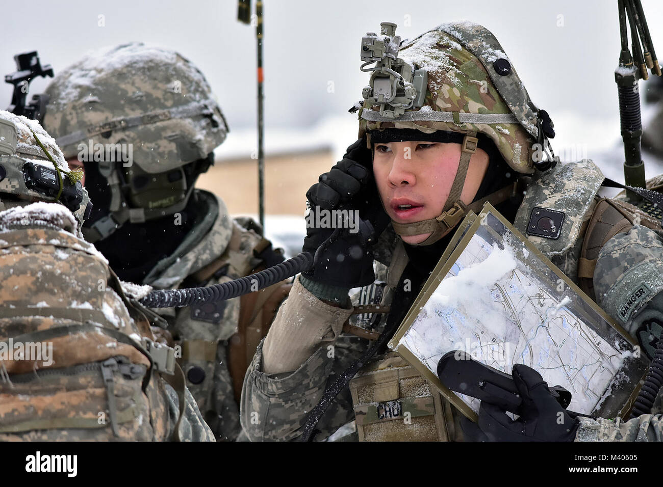 1. Lt. Andrew Choi, B-Company, 1.BATAILLON, 5 Infanterie Regiment, 1 Stryker Brigade Combat Team, 25 Infanterie Division, jongliert Radio Mobilteile, als er seinen Teil eines Angriffs während des Betriebs der Punchbowl, Feb 6, 2018 verweist, in der Mehrzweck-Training Strecke auf einer gemeinsamen Basis Elmendorf-Richardson. Eine Übung, die kurzfristiger Einsatz übung Arktis Schub, der Punchbowl erlaubt 1-5 Infanterie die Gelegenheit für ein Bataillon kombinierte Waffen live-fire Übung auf JBER reicht, fast 350 Kilometer von zu Hause entfernt am Fort Wainwright zu trainieren. (Armee Foto/John pennell) Stockfoto