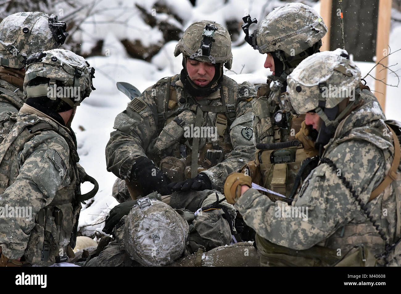 Soldaten aus B-Company, 1.BATAILLON, 5 Infanterie Regiment, 1 Stryker Brigade Combat Team, 25 Infanterie Division, behandeln einen simulierten Unfall während des Betriebs der Punchbowl, Feb 6, 2018, im-Training Strecke auf einer gemeinsamen Basis Elmendorf-Richardson. Eine Übung, die kurzfristiger Einsatz übung Arktis Schub, der Punchbowl erlaubt 1-5 Infanterie die Gelegenheit für ein Bataillon kombinierte Waffen live-fire Übung auf JBER reicht, fast 350 Kilometer von zu Hause entfernt am Fort Wainwright zu trainieren. (Armee Foto/John pennell) Stockfoto