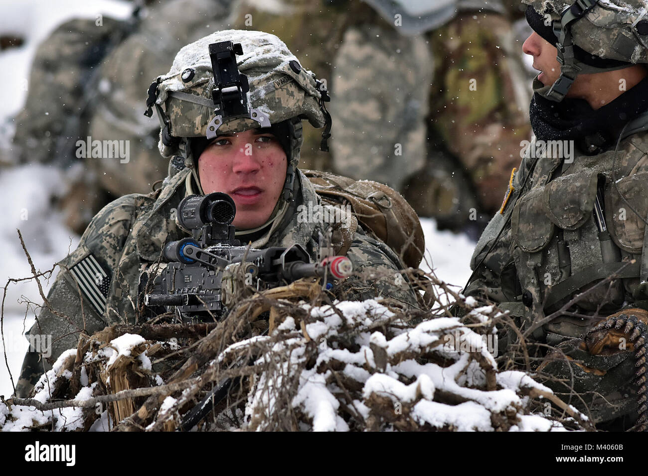 Pfc. Noah Wingad, B-Company, 1.BATAILLON, 5 Infanterie Regiment, 1 Stryker Brigade Combat Team, 25 Infanterie Division, bietet Sicherheit beim Betrieb der Punchbowl, Feb 6, 2018, im-Training Strecke auf einer gemeinsamen Basis Elmendorf-Richardson. Eine Übung, die kurzfristiger Einsatz übung Arktis Schub, der Punchbowl erlaubt 1-5 Infanterie die Gelegenheit für ein Bataillon kombinierte Waffen live-fire Übung auf JBER reicht, fast 350 Kilometer von zu Hause entfernt am Fort Wainwright zu trainieren. (Armee Foto/John pennell) Stockfoto