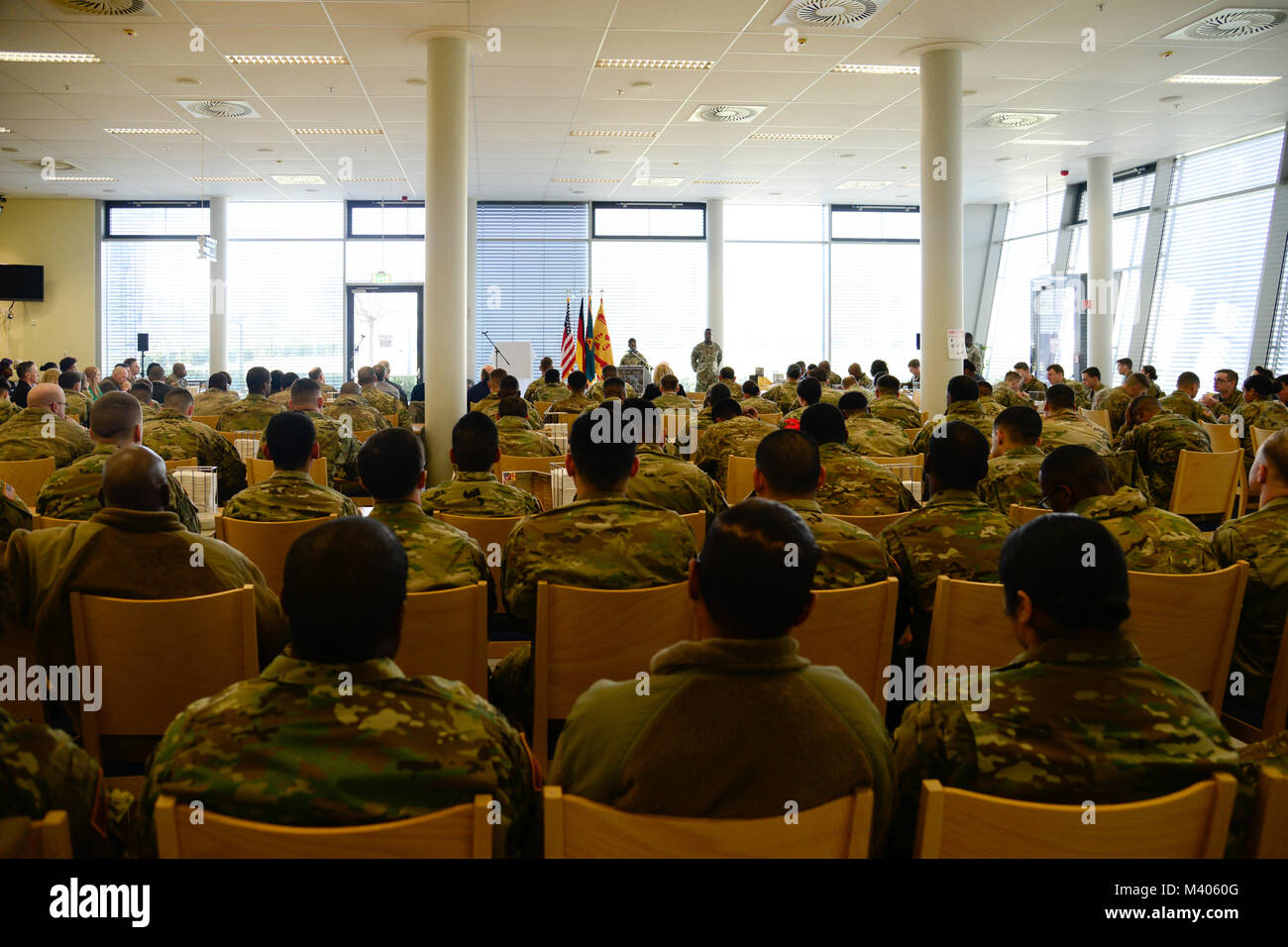 Us-Armee Sgt. 1. Klasse LaDonna Thomas, der 7th Army Training Befehl Chancengleichheit Advisor, spricht während des Black History Month Beachtung, am Grafenwoehr Dinning, Grafenwöhr, Deutschland, Feb 6, 2018. Stockfoto