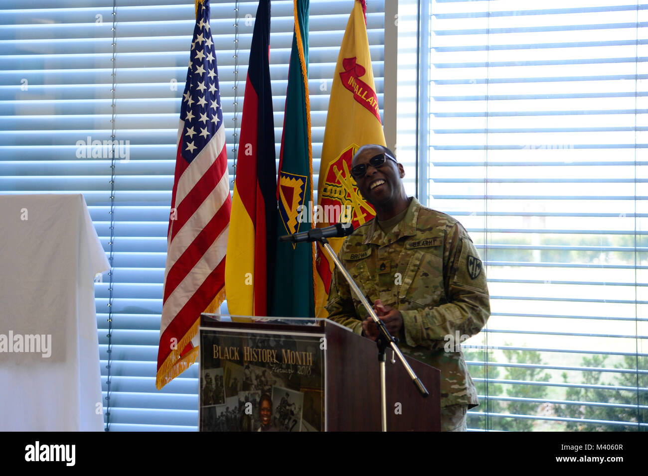 U.S. Army Staff Sgt. Frank Braun, dem 18 militärische Feuerwehr zugeordnet, die einen Eindruck von Ray Charles während des Black History Month Beachtung, am Grafenwoehr Dinning, Grafenwöhr, Deutschland, Feb 6, 2018. Stockfoto