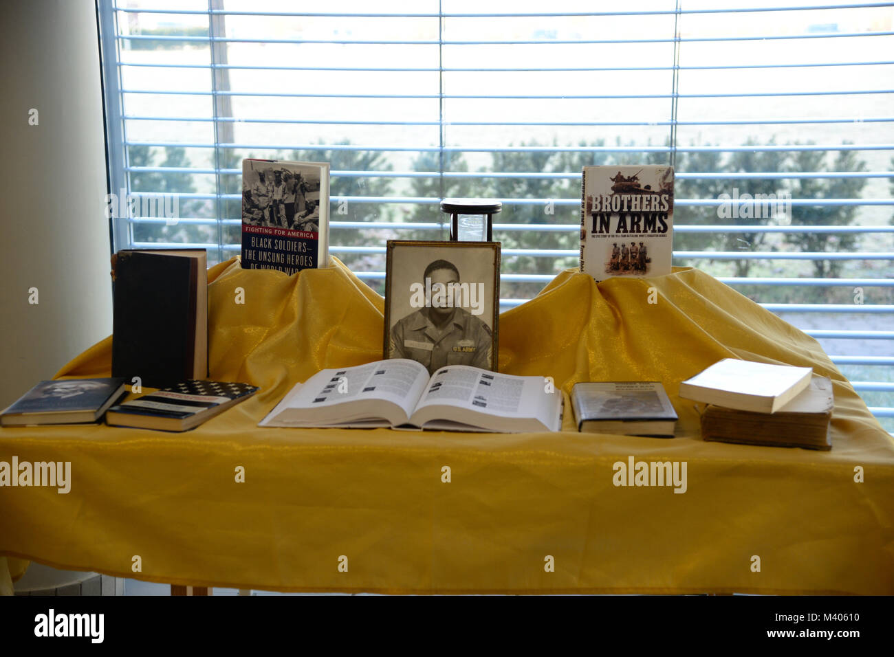 Verschiedene Fotos und Bücher und Ressourcen, die von der U.S. Army Command Sgt. Maj. Douglas Merritt jr., Command Sgt. Maj. der 4. Staffel, 2. Kavallerie Regiments, sitzen auf dem Display während des Black History Month Beachtung, am Grafenwoehr Dinning, Grafenwöhr, Deutschland, Feb 6, 2018. (U.S. Armee Foto von SPC. Emily Houdershieldt) Stockfoto