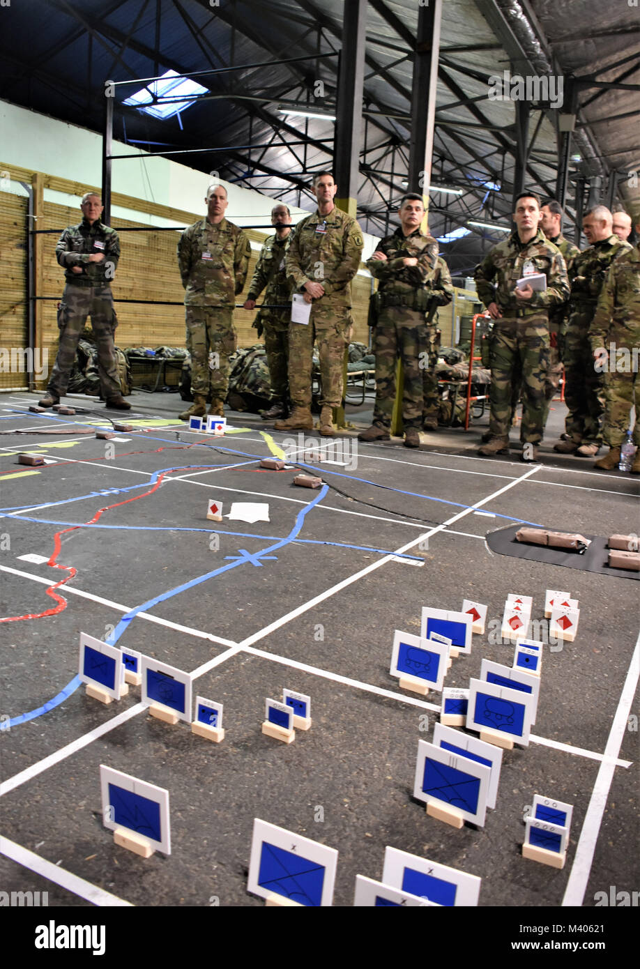 Airborne Befehlshaber der französischen 11 Airborne Brigade und der Amerikanischen 173rd Airborne Brigade ein ROC-Bohrer für Acrinonyx La Marne, einem kombinierten Luft eintauchen mit 54Th Brigade Engineer Battalion Unterstützung der französischen Infanterie. Stockfoto