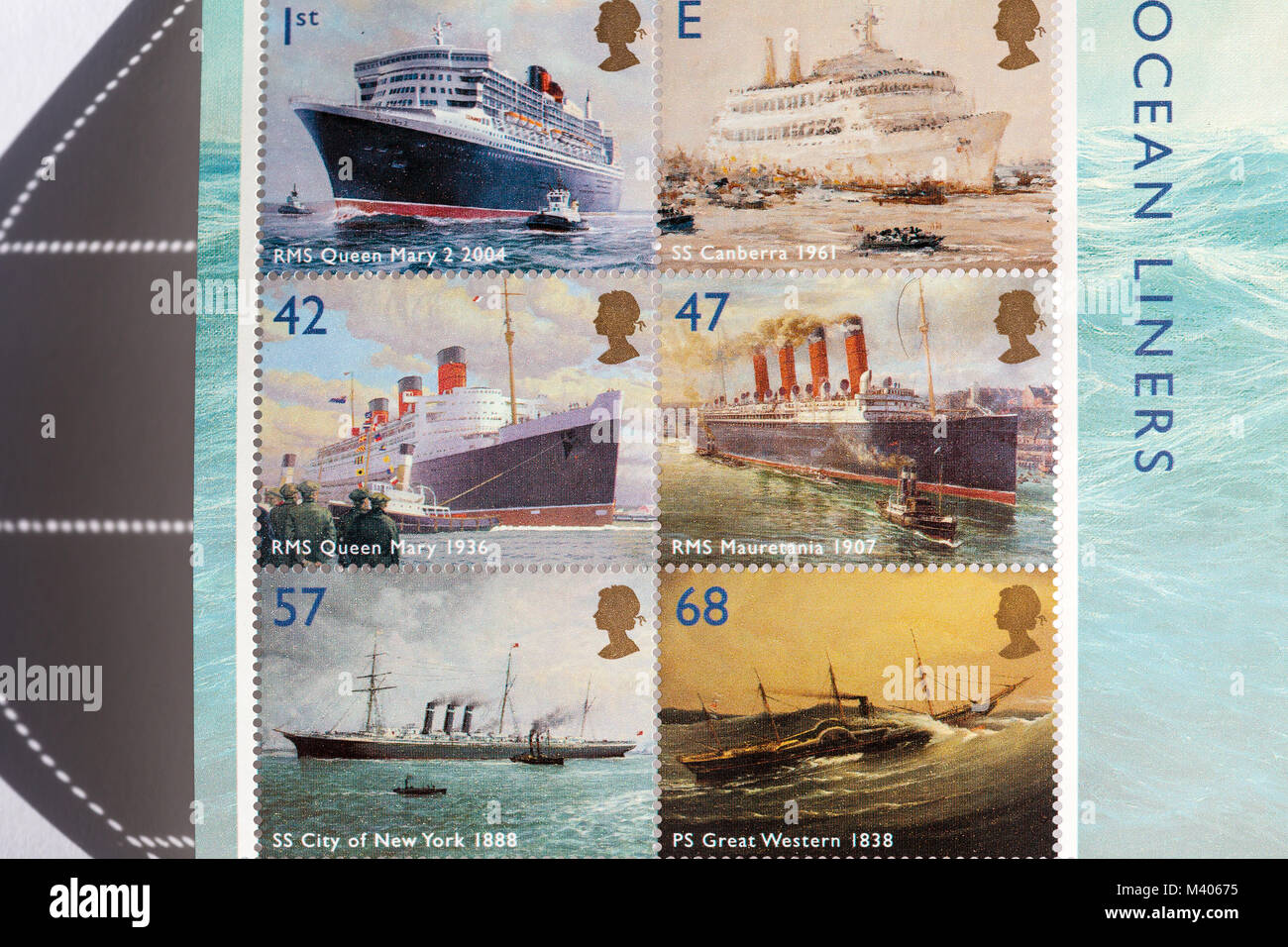 Alte britische Briefmarken mit alten und neuen Ozeanriesen Stockfoto