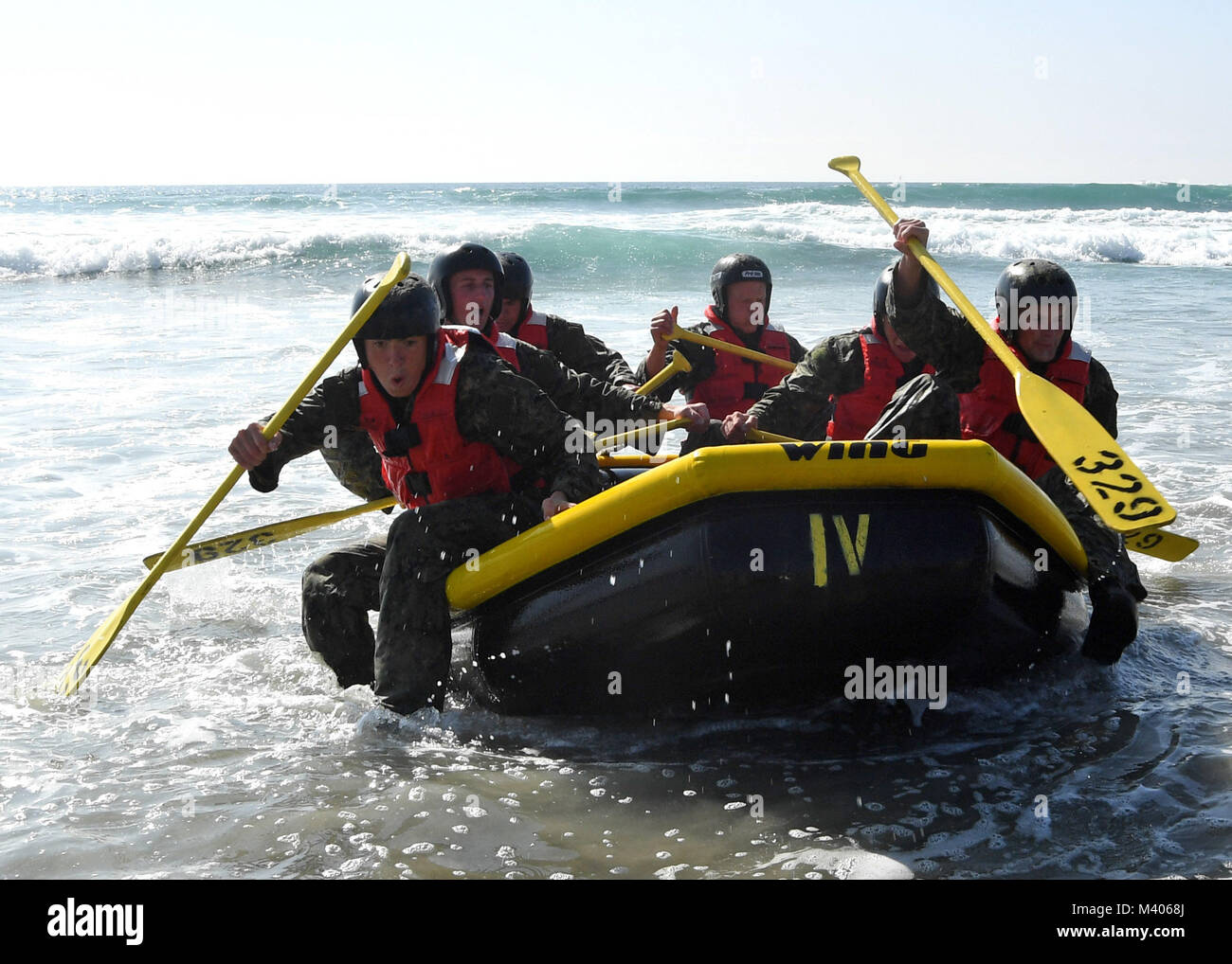 180206-N-UH 865-610 Coronado, Kalifornien (Feb. 6, 2018) Grundlegende Underwater Demolition/DICHTUNG Studenten in Surf Passage Naval Amphibious Base Coronado teilnehmen. Surf Passage ist eine von vielen körperlich anspruchsvollen Entwicklungen, sind ein Teil der ersten Phase des SEAL Training. Navy SEALs sind die maritime Komponente der US Special Forces und die darin geschult sind, eine Vielzahl von Operationen aus dem Meer, Luft und Land zu führen. (U.S. Marine Foto von Mass Communication Specialist 1. Klasse Lynn F. Andrews/freigegeben) Stockfoto