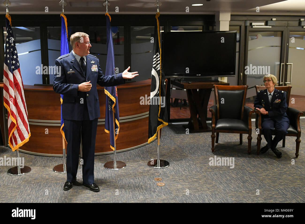 Col. Jeff VanDootingh, Kommandant des 911Th Airlift Wing, lobt Oberstleutnant Sharon Colaizzi, Kommandant der 911th Aeromedical Staging Squadron, bei ihrem Eintritt in den Ruhestand die Zeremonie an der Pittsburgh International Airport Air finden Station, Pa., Jan. 6, 2018. Auf dem Höhepunkt einer Karriere im Militär, Colaizzi als Oberst im Ruhestand mit 30 Jahren als Offizier, 35 Jahre insgesamt. (U.S. Air Force Foto von älteren Flieger Beth Kobily) Stockfoto