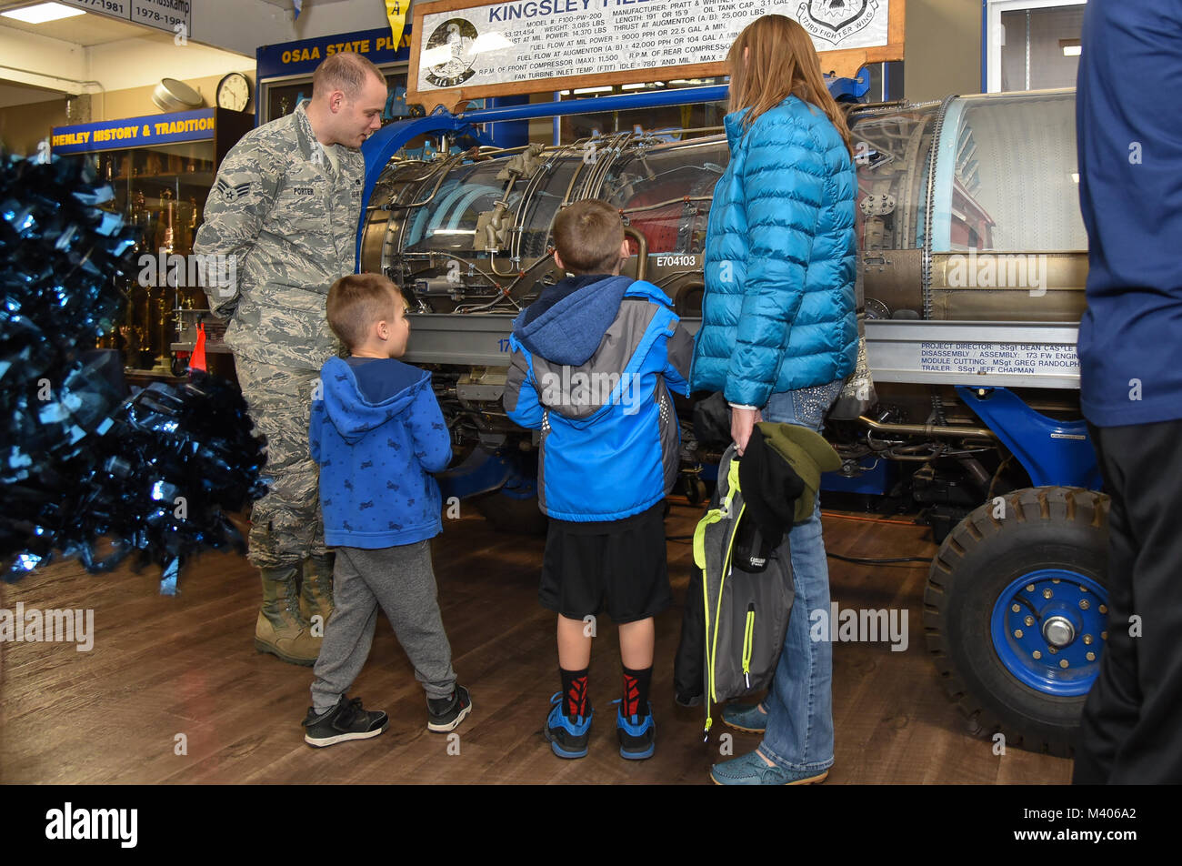 Us Air Force Senior Airman Eric Porter, ein 173Rd Fighter Wing Aerospace propulsion Techniker, erklärt die Operationen eines Jet Engine bei einer militärischen Anerkennung Nacht Basketball Spiel Februar 6, 2018 am Henley High School in Klamath Falls, Erz Die 173Rd FW die Veranstaltung mit Displays von Sicherheitskräften squadron unterstützt, die Air Traffic Control Squadron, die Instandhaltungsgruppe, aircrew Flug Ausrüstung und Waffen shop für die Teilnehmer und Zuschauer, die vor und während des Spiels. Us Air Force Colonel Jeff Edwards, 173Rd FW stellvertretender Kommandeur, sprach mit dem Publikum in der Halbzeit Stockfoto