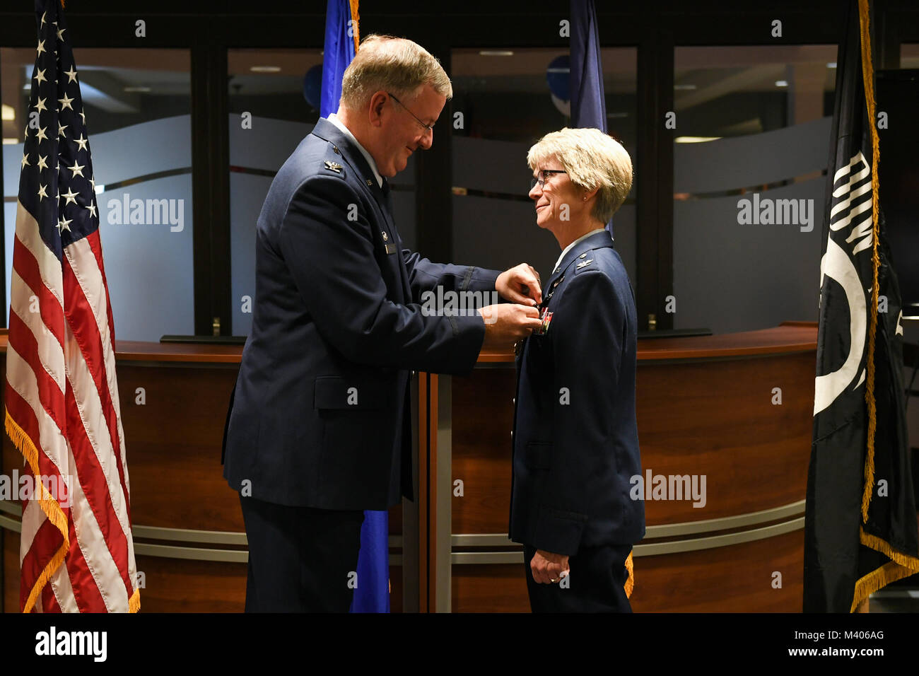 Kol. Sharon Colaizzi, Kommandant der 911th Aeromedical Staging Squadron, erhält die Legion der Verdienstmedaille von Col. Jeff VanDootingh, Kommandant der 911th Airlift Wing an der Pittsburgh International Airport Air finden Station, Pa., Jan. 6, 2018. Über ein Jahr im Pentagon verbracht, von April 2012 bis Mai 2013, als die einzelnen Mobilisierung Augmentee, Krankenschwester, Medizinische Direktion, Hauptquartier, Air Force Reserve, Colaizzi serviert mit der Hauptteil ihrer Karriere mit dem 911Th AW. (U.S. Air Force Foto von älteren Flieger Beth Kobily) Stockfoto