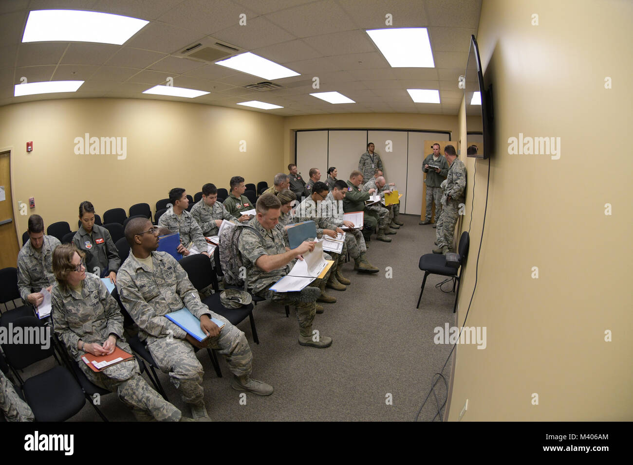 Us-Piloten von Team JSTARS-Überprüfung ihrer Mobilität Schreibarbeit in Vorbereitung für eine simulierte Bereitstellung während der Übung Rasierklinge 18-02 bei Robins Air Force Base, Ga., Nov. 6, 2018. Die übung war ein Readiness Assessment bedeutete, zu bewerten und zu messen Team JSTARS-Fähigkeit, schnell bereitstellen und einsetzen Bekämpfung bereit, Flieger und Airpower. Der Schwerpunkt der Übung ging es um die Verarbeitung Personen, Ladung und die E-8C Joint STARS. Team JSTARS, bestehend aus 116. Air Control ist die Georgia Air National Guard Flügel (ACW), aktive Aufgabe 461st ACW, und Armee JSTARS, bemannten Gemeinsame airborne Befehl ein Stockfoto