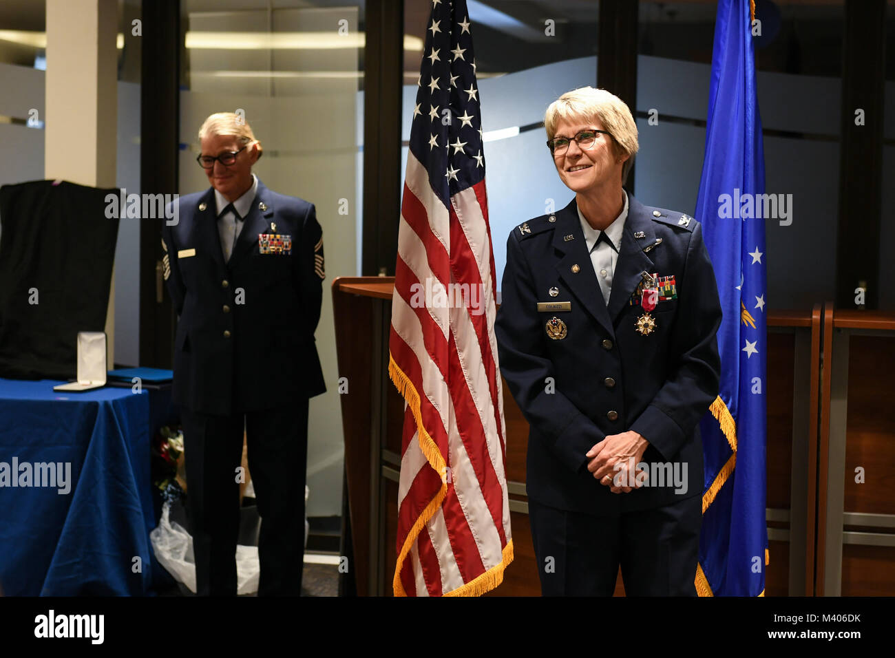 Kol. Sharon Colaizzi, Kommandant der 911th Aeromedical Staging Squadron, spricht auf ihren Ruhestand Zeremonie an der Pittsburgh International Airport Air finden Station, Pa., Jan. 6, 2018. Colaizzi der 35-jährigen militärischen Karriere Jan. 12, 1983 begann, als sie in der Air Force Reserve als aeromedical evacuation Techniker angeworben. (U.S. Air Force Foto von älteren Flieger Beth Kobily) Stockfoto