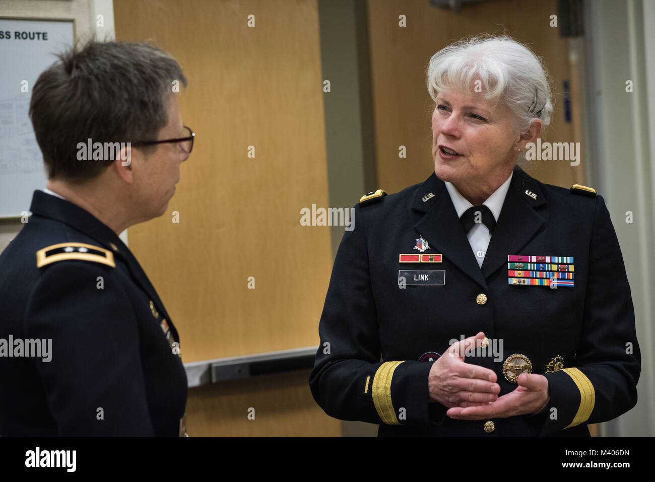 Generalmajor Maria Link, Kommandierender General der Armee finden Medizinische Befehl, spricht mit Generalmajor Tammy Smith, Assistant stellvertretender Stabschef für Mobilisierung und finden Angelegenheiten vor der Teilnahme am Frauen Leadership Roundtable Diskussion, im Pentagon, Feb 7, 2018 gehostet wird. Top US-Militär Generäle met mit Kongress Delegierte ihre lebensperspektiven als militärische Frauen und die Bedeutung des Zugangs zu jedem talentierten Amerikaner, der Stärke der Kraft hinzufügen können zu diskutieren. (U.S. Armee finden Foto von Maj. Valerie Palacios) Stockfoto