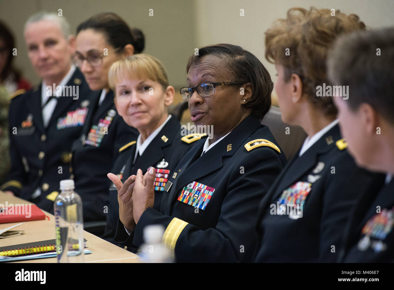 Generalleutnant Gwen Bingham, Armee stellvertretender Stabschef für Installation Management, spricht vor einem Publikum, die anderen allgemeinen Offiziere und mehrere Mitarbeiter des Kongresses Delegierten während der Frauen Leadership Roundtable Diskussion enthalten im Pentagon, Feb 7, 2018 gehostet wird. Top US-Militär Generäle met mit Kongress Delegierte ihre lebensperspektiven als militärische Frauen und die Bedeutung des Zugangs zu jedem talentierten Amerikaner, der Stärke der Kraft hinzufügen können zu diskutieren. (U.S. Armee finden Foto von Maj. Valerie Palacios) Stockfoto