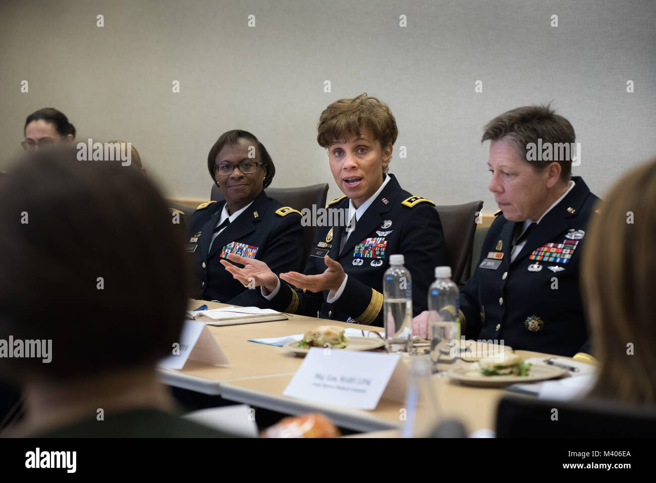 Generalleutnant Nadja West, Armee Surgeon General und Befehlshaber der U.S. Army Medical Command, beantwortet Fragen über ihre Armee leben vor einem anderen Peer allgemeine Offiziere und mehrere Mitarbeiter des Kongresses Delegierten während der Frauen Leadership Roundtable Diskussion im Pentagon, Feb 7, 2018 gehostet wird. Top US-Militär Generäle met mit Kongress Delegierte ihre lebensperspektiven als militärische Frauen und die Bedeutung des Zugangs zu jedem talentierten Amerikaner, der Stärke der Kraft hinzufügen können zu diskutieren. (U.S. Armee finden Foto von Maj. Valerie Palacios) Stockfoto