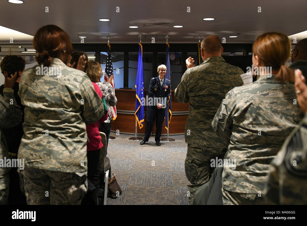 Freunde, Familie und Kollegen zu applaudieren, Oberst Sharon Colaizzi, Kommandant der 911th Aeromedical Staging Squadron, bei ihrem Eintritt in den Ruhestand die Zeremonie an der Pittsburgh International Airport Air finden Station, Pa., Jan. 6, 2018. Colaizzi zurückgezogen als der Kommandant der 911th Aeromedical Staging Squadron nach 35 Jahren der ehrenvollen Dienst für die Air Force. (U.S. Air Force Foto von älteren Flieger Beth Kobily) Stockfoto