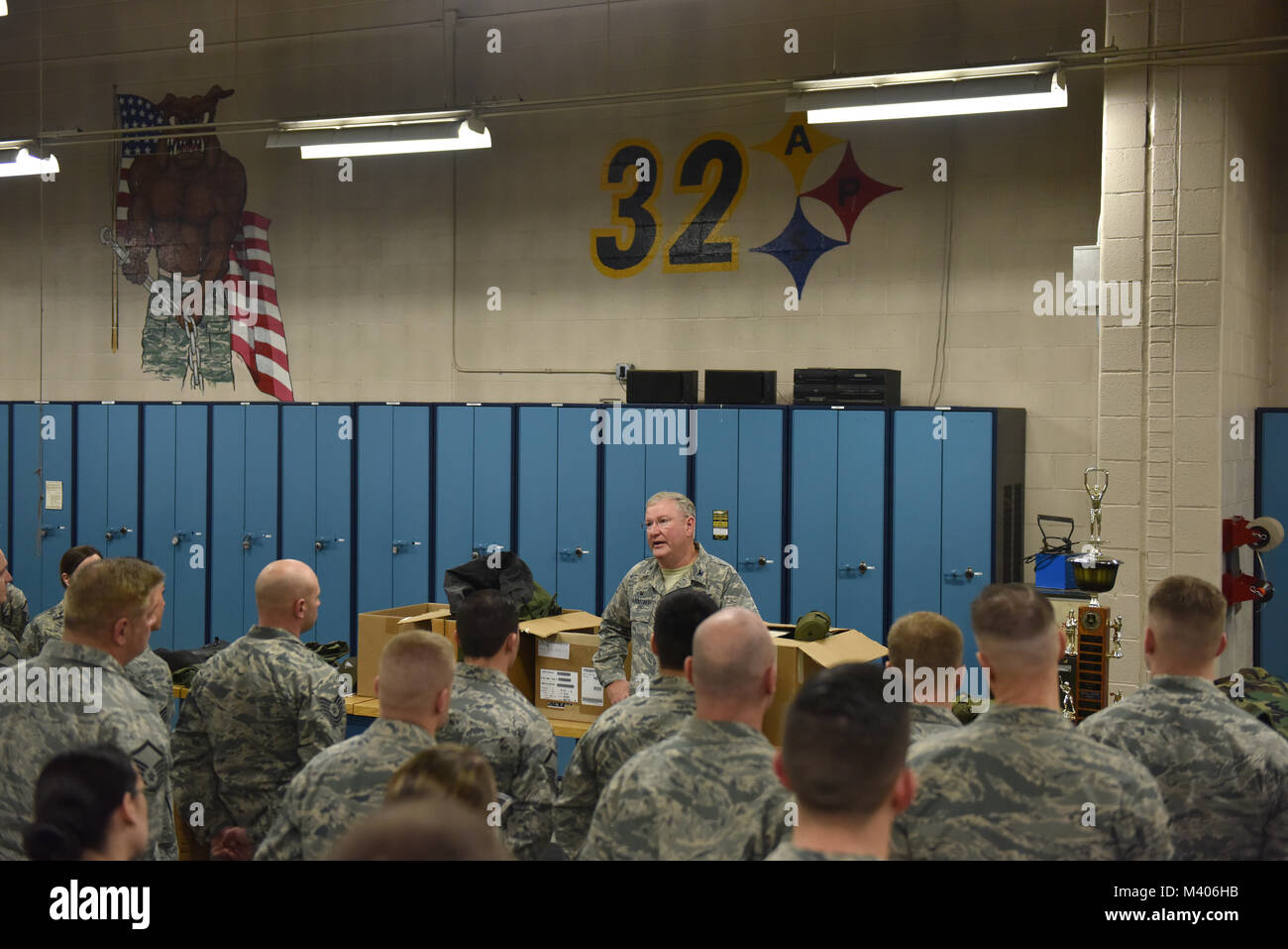 911Th Airlift Wing Commander Oberst Jeffrey A. Van Dootingh präsentiert der Commander Trophäe zum 32. Antenne Anschluss Geschwader an der Pittsburgh International Airport Air finden Station, Jan. 6, 2018. Teammitglieder aus den 32 APS erwarb die Trophäe durch den Gewinn des jährlichen Auf-base intramural Sport Wettbewerb. (U.S. Air Force Foto: Staff Sgt. Marjorie A. Bowlden) Stockfoto
