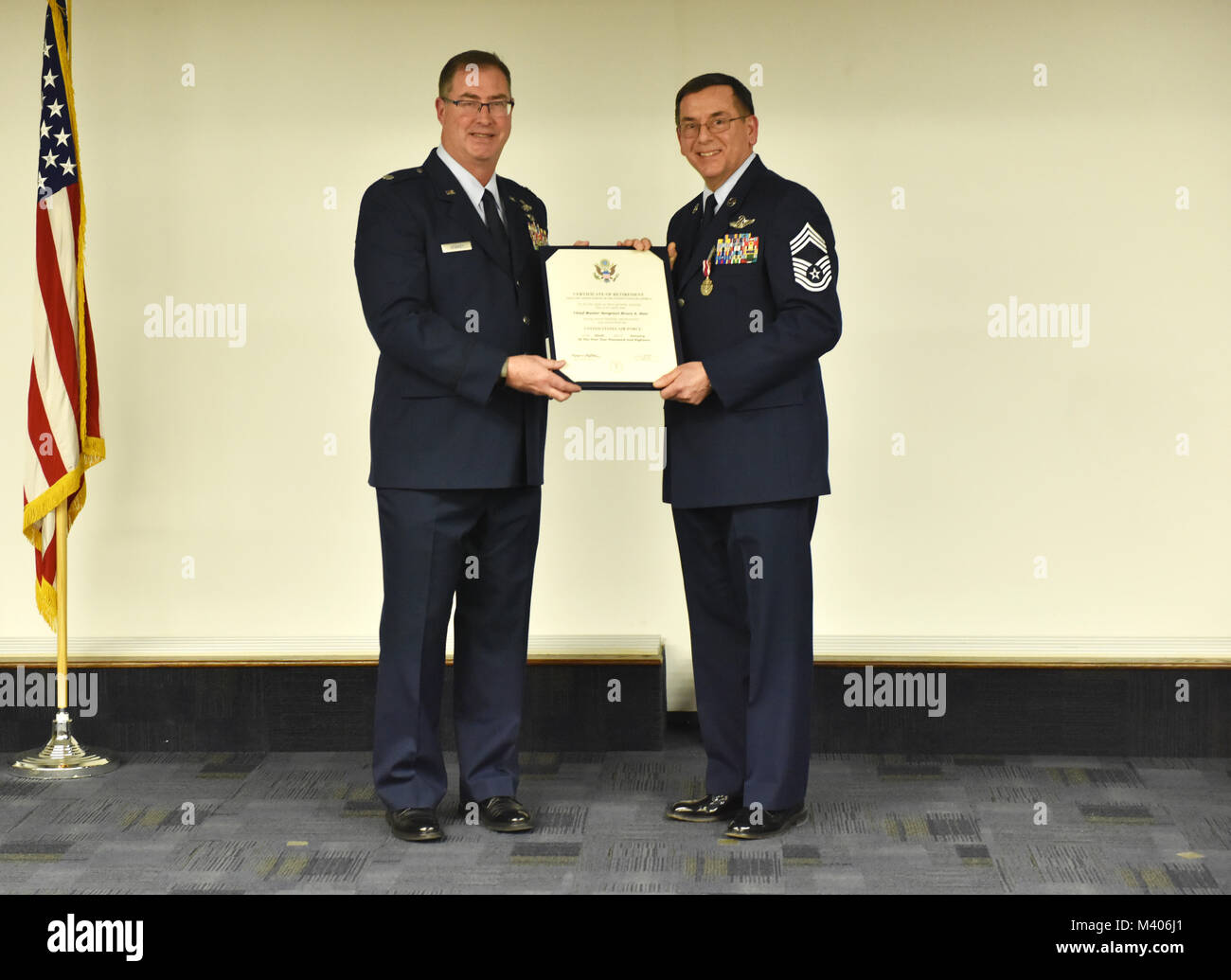 Oberstleutnant Bryan Branby, 758Th Airlift Squadron Director of Operations, präsentiert Chief Master Sgt. Bruce Bair mit einem Zertifikat der Ruhestand während einer Zeremonie an der Pittsburgh International Airport Air finden Station, Jan. 6, 2018. Bair ist der letzte Flug Ingenieur von der 911th Airlift Wing zurückzuziehen, die militärische Abfahrt nach 38 Jahren treuen Dienst. (U.S. Air Force Foto: Staff Sgt. Marjorie A. Bowlden) Stockfoto