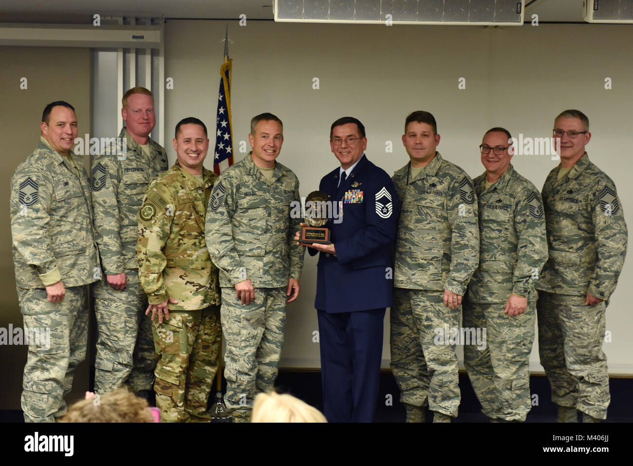 Die 911Th Airlift Wing's Chief Rat präsentiert Chief Master Sgt. Bruce Bair (im Ruhestand) mit einem Geschenk in seinem Ruhestand Zeremonie an der Pittsburgh International Airport Air finden Station, Jan. 6, 2018. Bair ist der letzte Flug Ingenieur von der 911th Airlift Wing zurückzuziehen, die militärische Abfahrt nach 38 Jahren treuen Dienst. (U.S. Air Force Foto: Staff Sgt. Marjorie A. Bowlden) Stockfoto