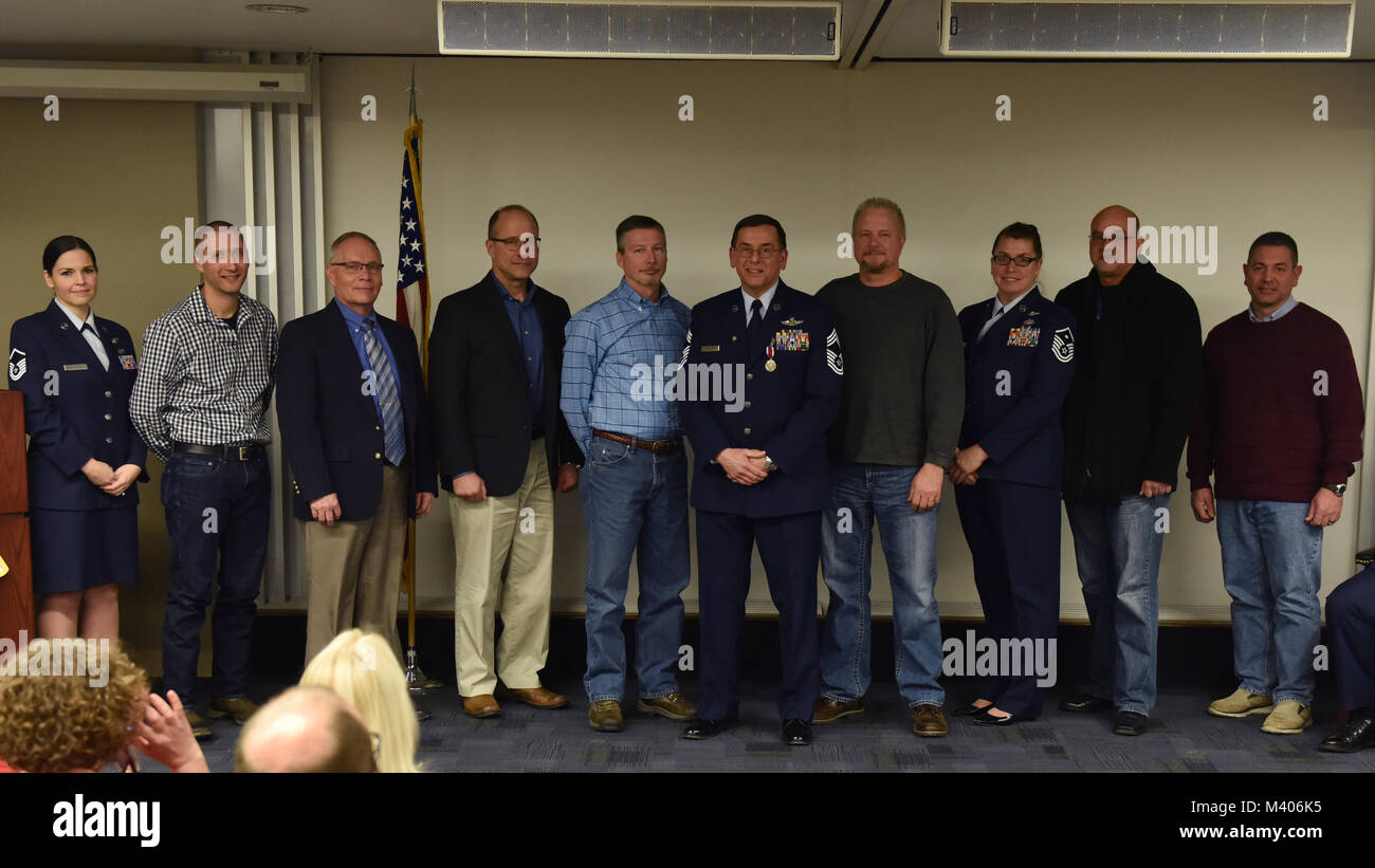 Chief Master Sgt. Bruce Bair (im Ruhestand) posiert für ein Foto mit einigen pensionierten 758th Airlift Squadron Flugingenieure während seiner Pensionierung Zeremonie an der Pittsburgh International Airport Air finden Station, Jan. 6, 2018. Bair ist der letzte Flug Ingenieur von der 911th Airlift Wing zurückzuziehen, die militärische Abfahrt nach 38 Jahren treuen Dienst. (U.S. Air Force Foto: Staff Sgt. Marjorie A. Bowlden) Stockfoto