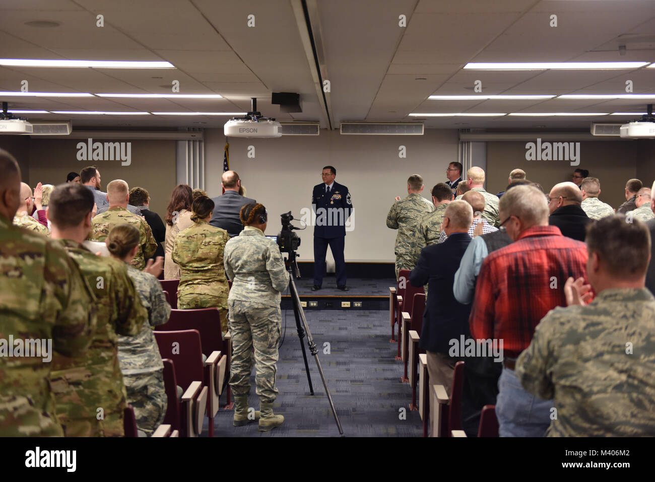 Chief Master Sgt. Bruce Bair erhält eine Standing Ovation von Teilnehmern während seiner Pensionierung Zeremonie an der Pittsburgh International Airport Air finden Station, Jan. 6, 2018. Bair ist der letzte Flug Ingenieur von der 911th Airlift Wing zurückzuziehen, die militärische Abfahrt nach 38 Jahren treuen Dienst. (U.S. Air Force Foto: Staff Sgt. Marjorie A. Bowlden) Stockfoto