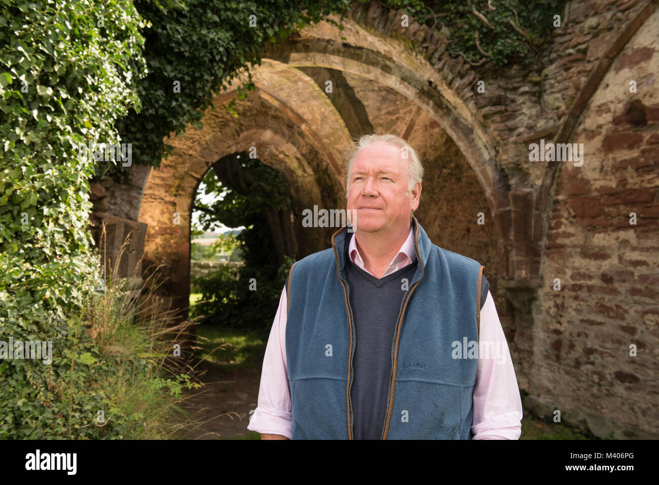 Zeichnete McKenzie Smith, Gründer der Lindores Abbey Distillery dargestellt in der lindores Abbey und der Standort, an dem die Neue lindores Brennerei gebaut wurde. Stockfoto