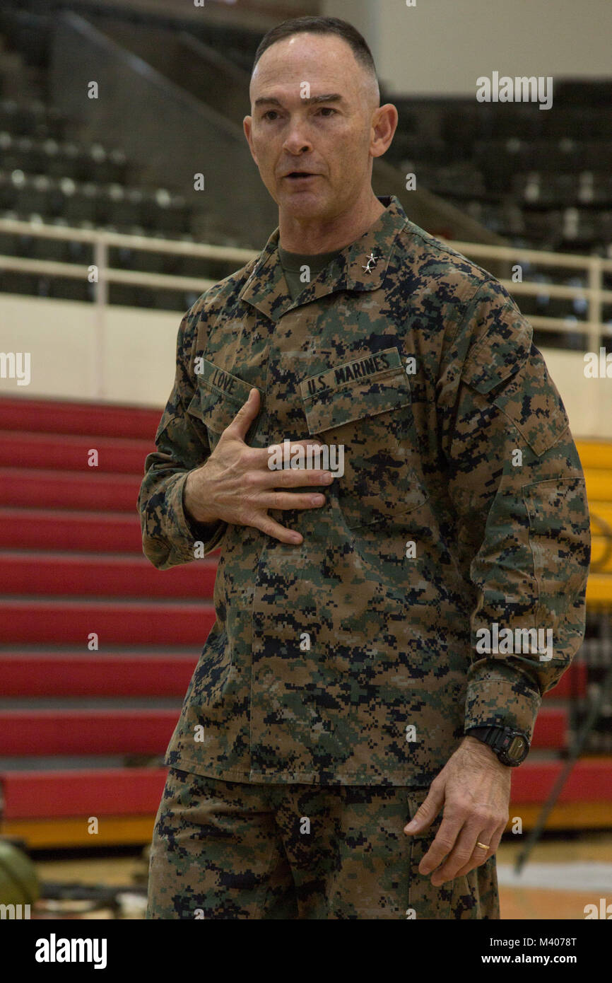 Us Marine Corps Generalmajor John K. Liebe, Kommandierender General, 2nd Marine Division (2d MARDIV), begrüßt die Mitglieder der Zweiten Marine Division Association (SMDA) auf Camp Lejeune, N.C., Feb 7, 2018. SMDA ist an Bord Camp Lejeune zu beobachten und zu 77. Geburtstag der Division feiern. (U.S. Marine Corps Foto von Lance Cpl. Taylor N. Cooper) Stockfoto